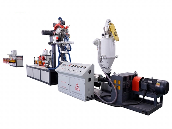 迷宮式滴灌帶（dài）生產線